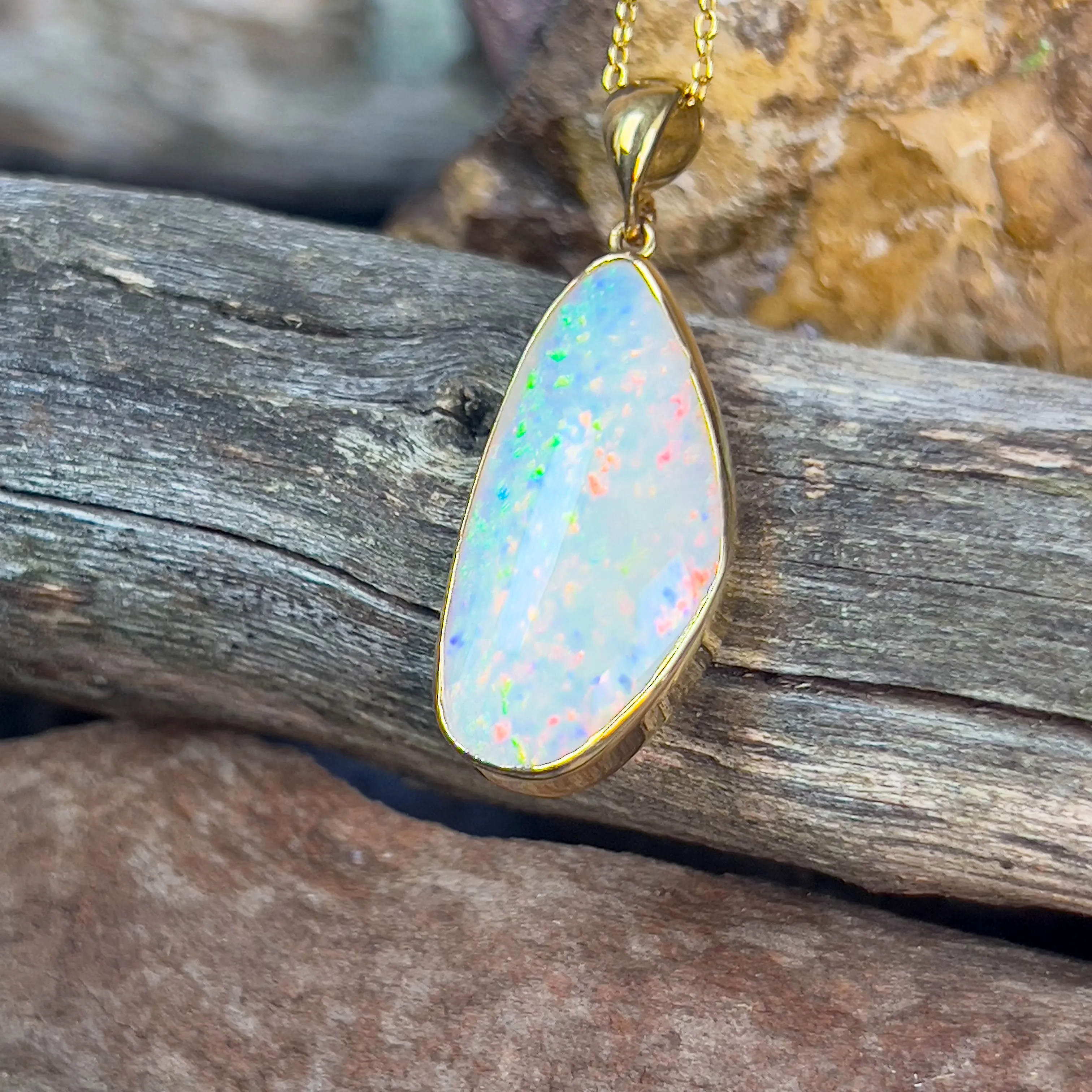 18kt Yellow Gold Light Opal multi colour 8.32ct pendant