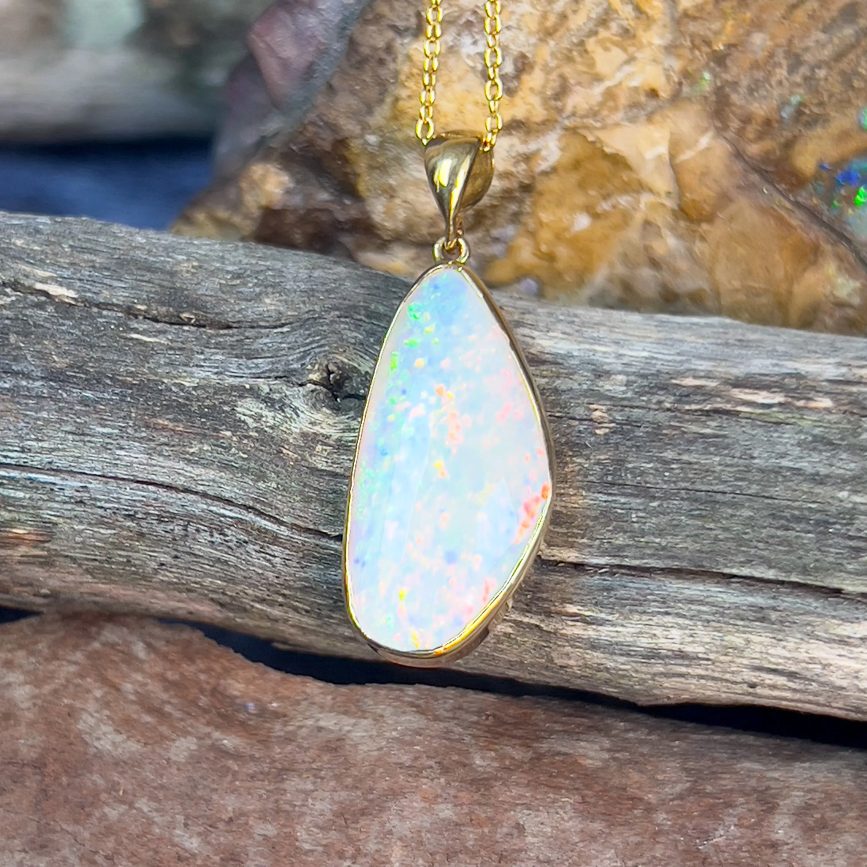 18kt Yellow Gold Light Opal multi colour 8.32ct pendant