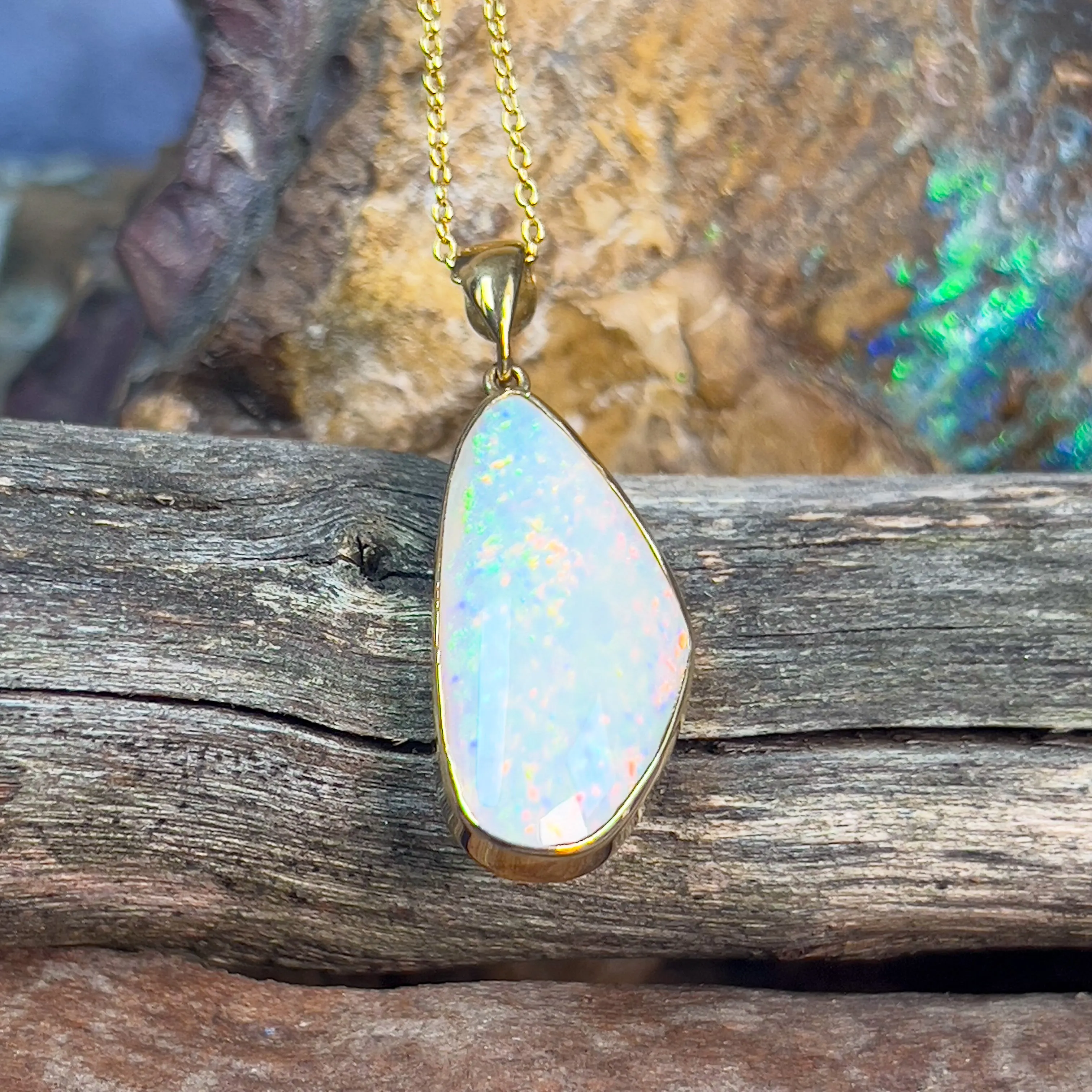 18kt Yellow Gold Light Opal multi colour 8.32ct pendant