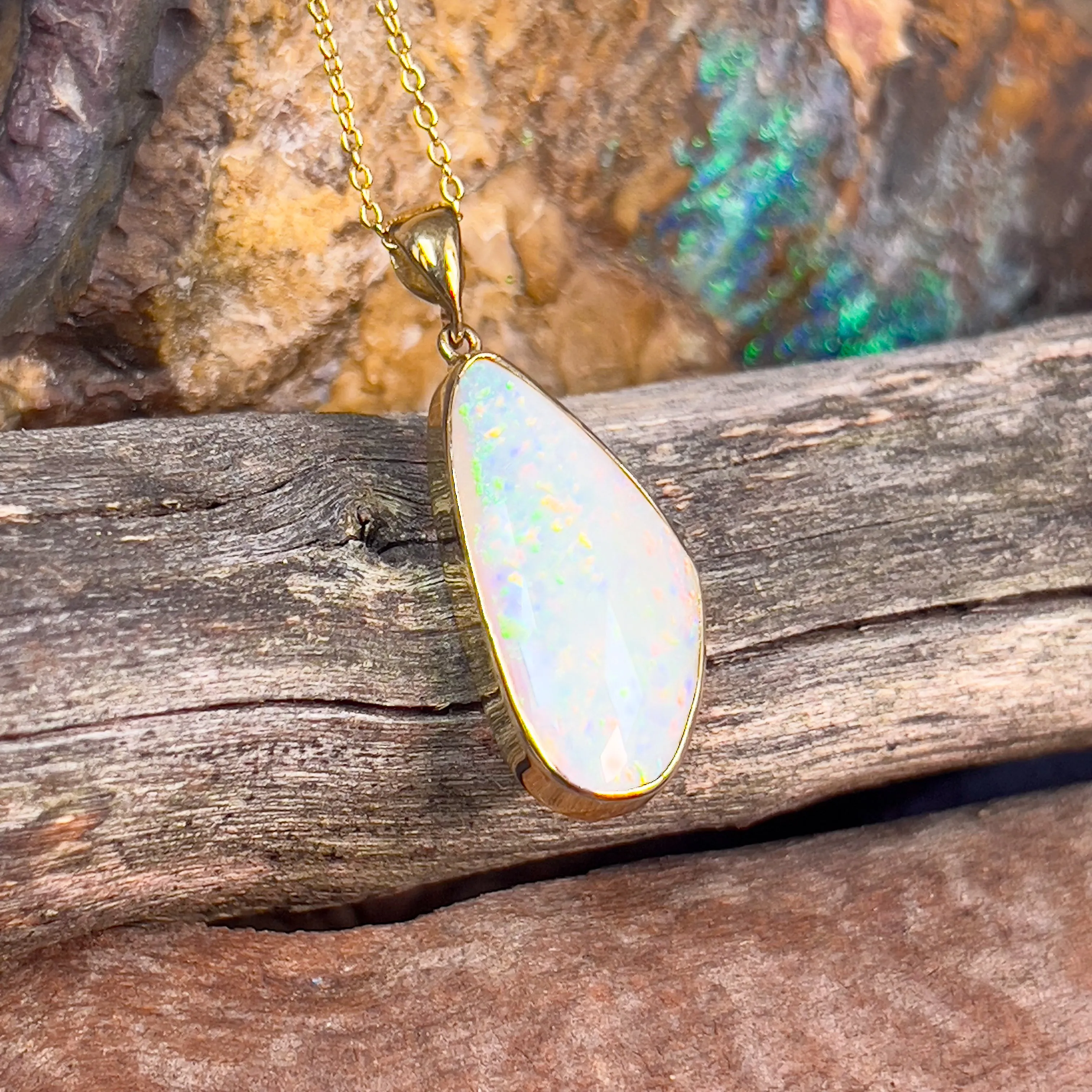 18kt Yellow Gold Light Opal multi colour 8.32ct pendant